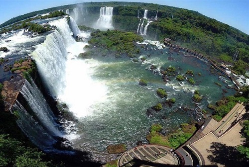 این آبشار مرز بین برزیل و آرژانتین است.