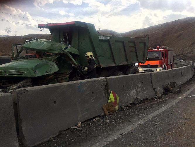مرگ راننده کامیون در تصادف با خودرو 206
