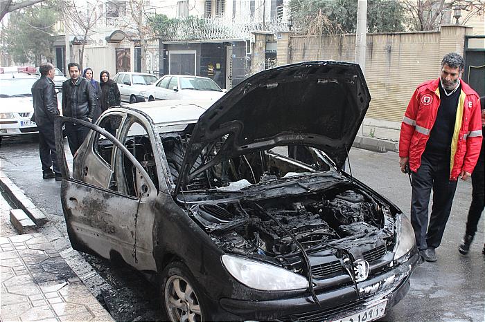 آتش گرفتن خودروی پژو 206 وسط خیابان آتش گرفتن خودروی پژو 206 وسط خیابان