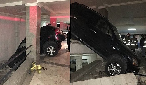سقوط خودروی کیا سورنتو در پارکینگ مجتمع