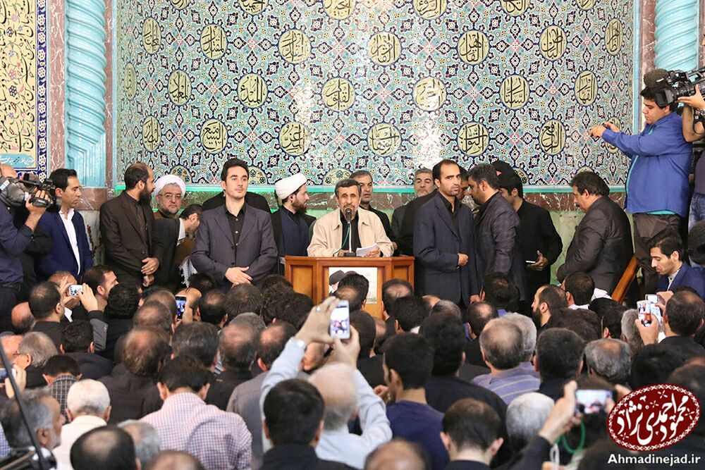 محمود احمدی‌نژاد در مسجد جامع نارمک سخنرانی