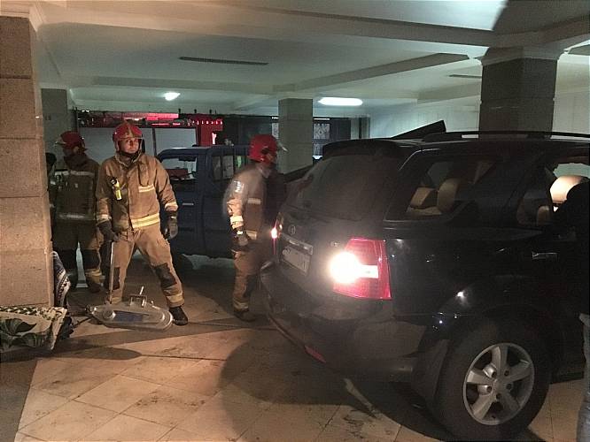 سقوط خودروی کیا سورنتو در پارکینگ مجتمع