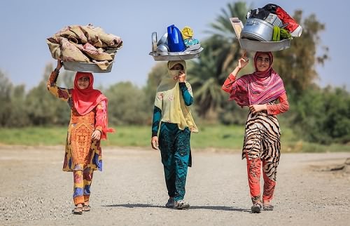 کمر خمیده قلعه گنج زیر فشار بحران آب کمر خمیده قلعه گنج زیر فشار بحران آب