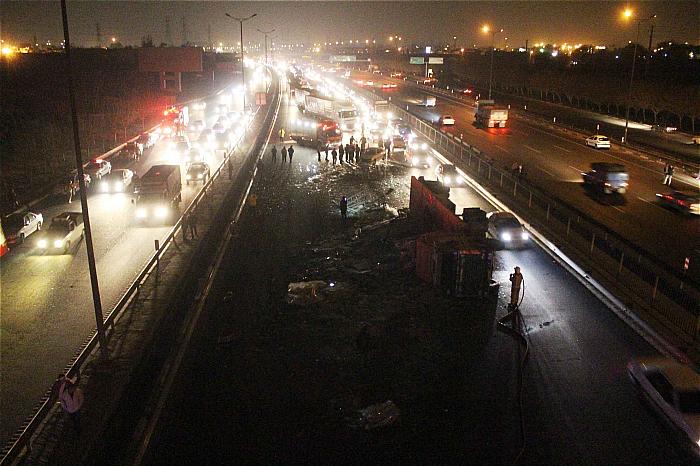 واژگونی تریلی در بزرگراه آزادگان تهران