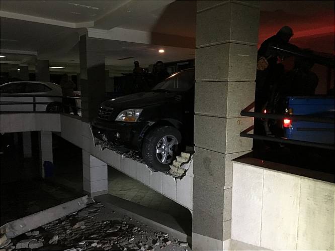 سقوط خودروی کیا سورنتو در پارکینگ مجتمع