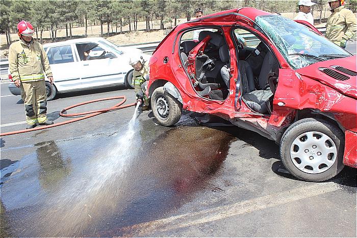 تصادف مرگبار سواری پژو 206 با مینی‌بوس در اتوبان کرج