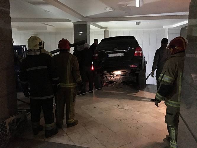 سقوط خودروی کیا سورنتو در پارکینگ مجتمع
