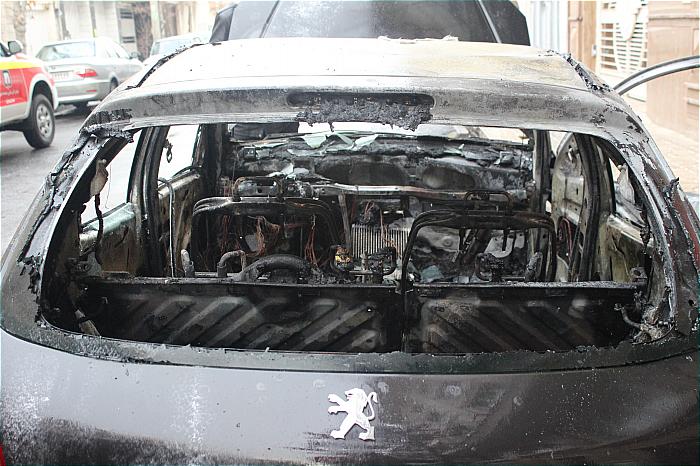 آتش گرفتن خودروی پژو 206 وسط خیابان آتش گرفتن خودروی پژو 206 وسط خیابان