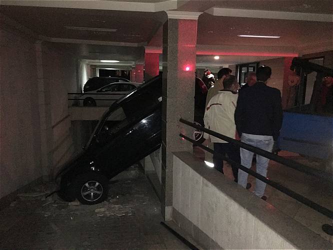 سقوط خودروی کیا سورنتو در پارکینگ مجتمع