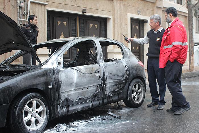 آتش گرفتن خودروی پژو 206 وسط خیابان آتش گرفتن خودروی پژو 206 وسط خیابان