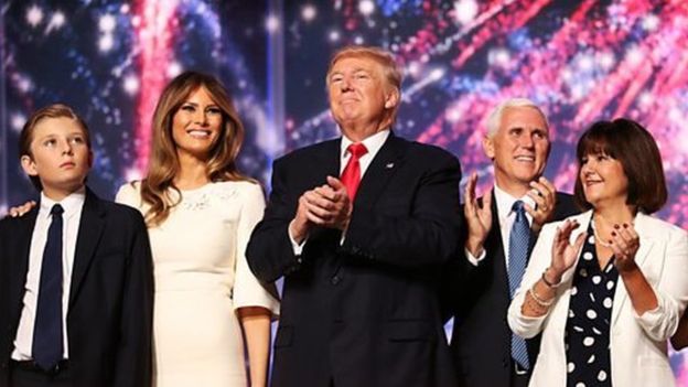 ترامپ همراه ملانیا، همسرش، و بارون ترامپ (سمت چپ)، و مایک پنس، معاونش (راست) پس از اعلام رسمی نامزدی ترامپ از طرف حزب جمهوری‌خواه