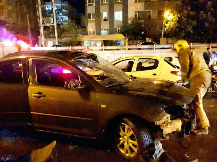 تصادف شدید مزدا3 با ماشین شستشوی شهرداری