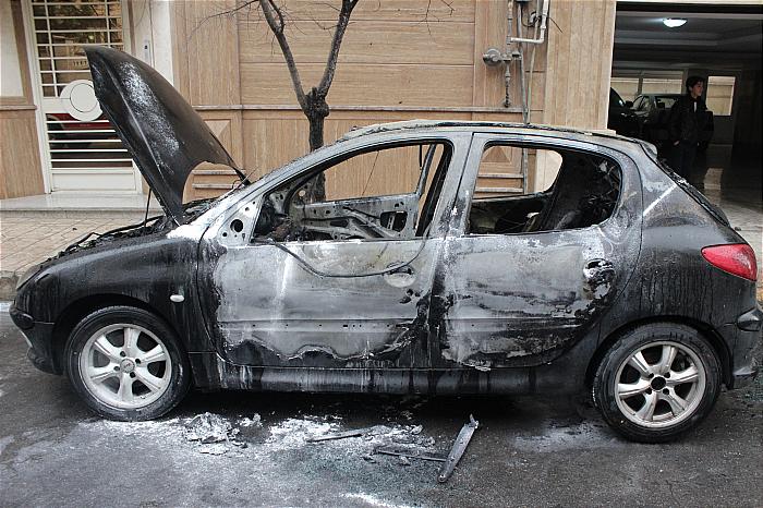 آتش گرفتن خودروی پژو 206 وسط خیابان آتش گرفتن خودروی پژو 206 وسط خیابان