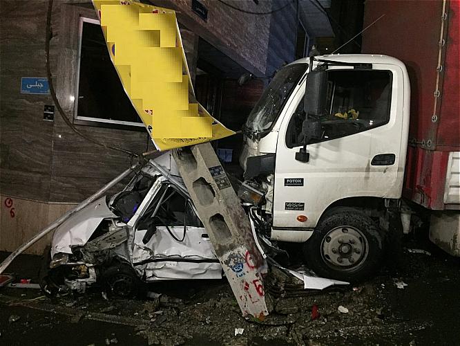 برخورد بسیار شدید کامیونت با دو دستگاه خودرو در تهران