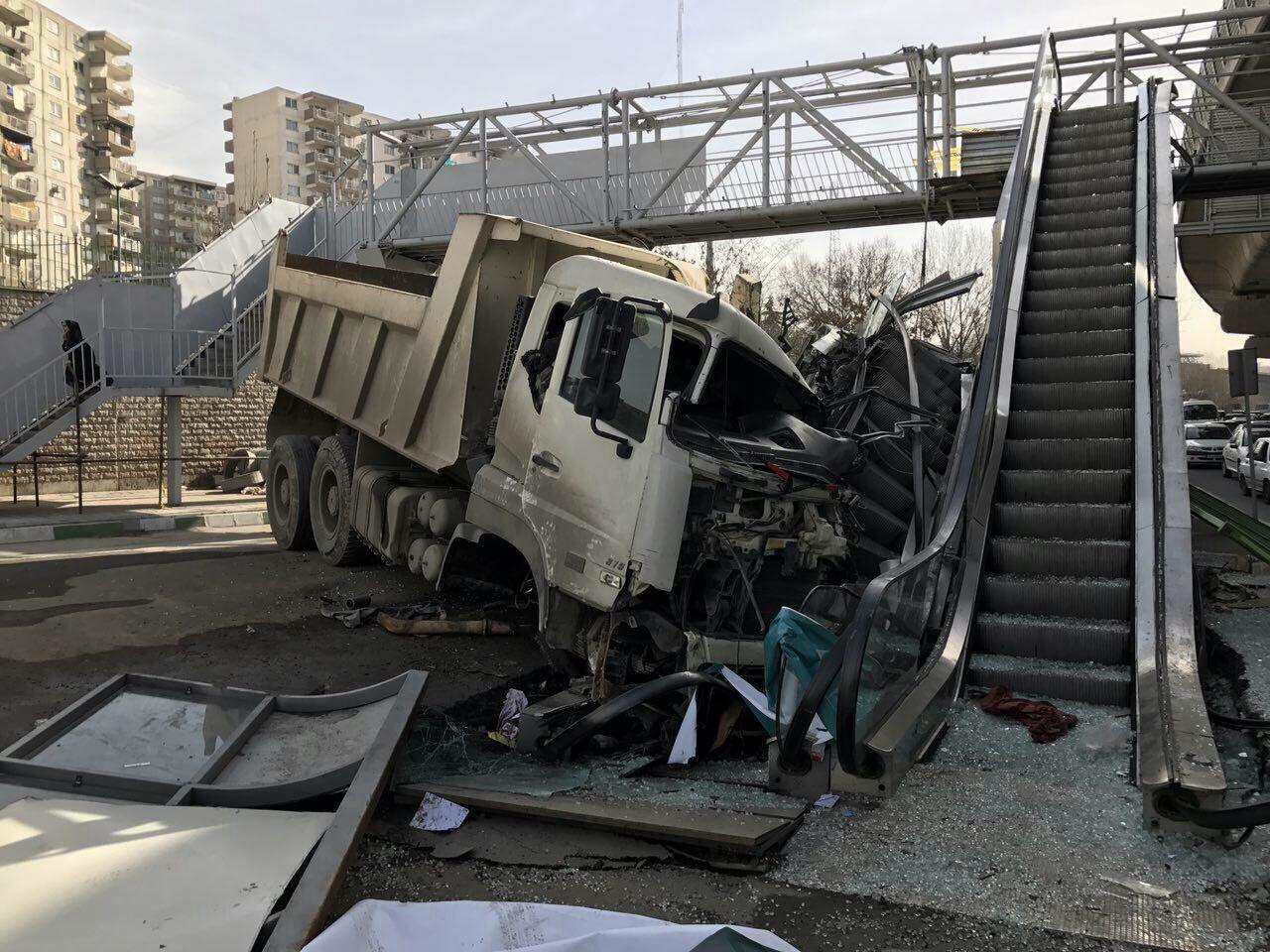 برخورد شدید کامیون با پله برقی در نوبنیاد