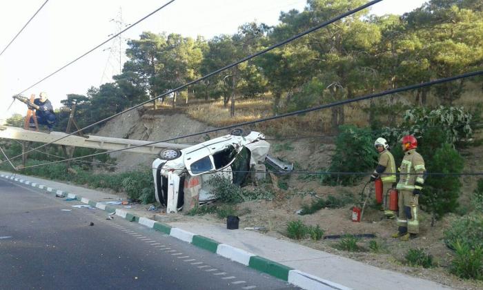 برخورد شدید خودرو سواری پژو 206 با تیر چراغ برق