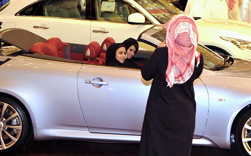 6uxa3acm0qaa6np3ogx - زنان عربستانی در حال خرید خودروهای لوکس