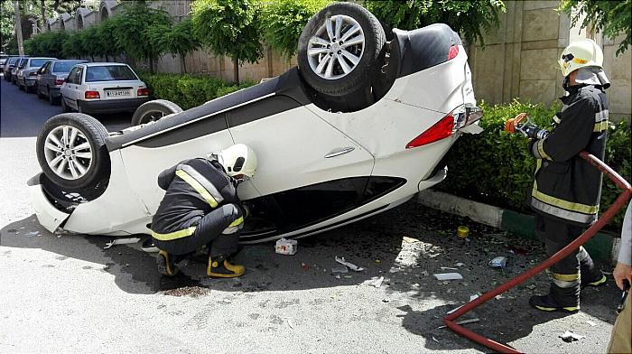 واژگونی عجیب خودرو توسان در خیابان دیباجی