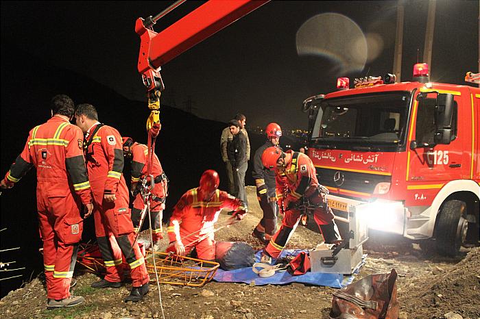 سقوط پراید به دره 150 متری در بزرگراه همت