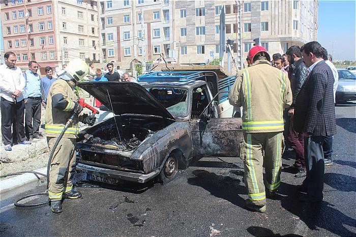 خودرو وانت در بلوار خلیج فارس آتش گرفت