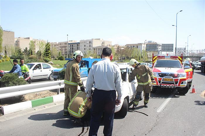 برخورد شدید پراید 111 و پژو 206 در بزرگراه شهید باکری