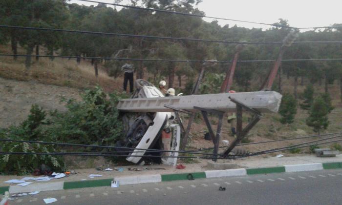 برخورد شدید خودرو سواری پژو 206 با تیر چراغ برق