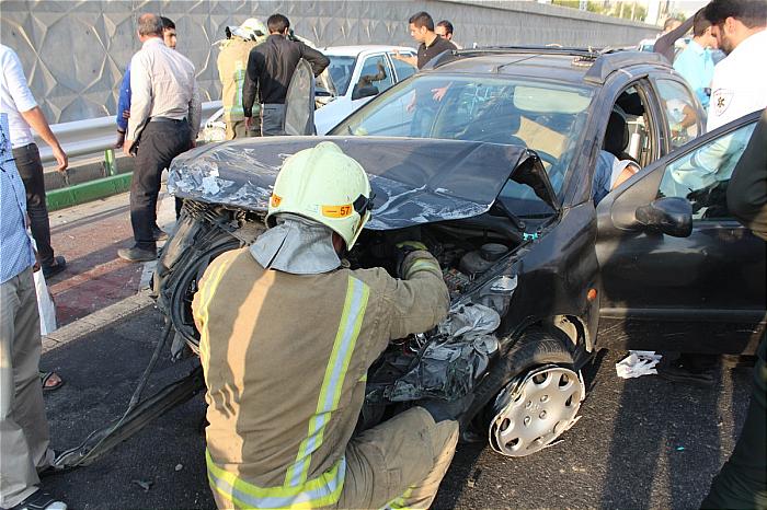 برخورد شدید 2 دستگاه خودرو سواری در شرق تهران