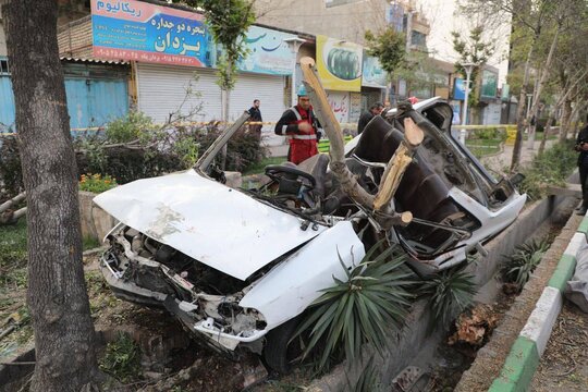 برخورد عجیب خودرو پراید با یک درخت