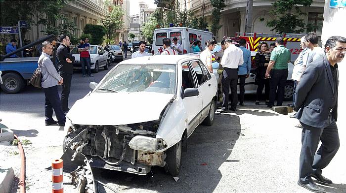 واژگونی عجیب خودرو توسان در خیابان دیباجی