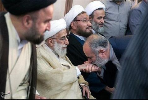 بوسیدن دست آیت‌الله جنتی