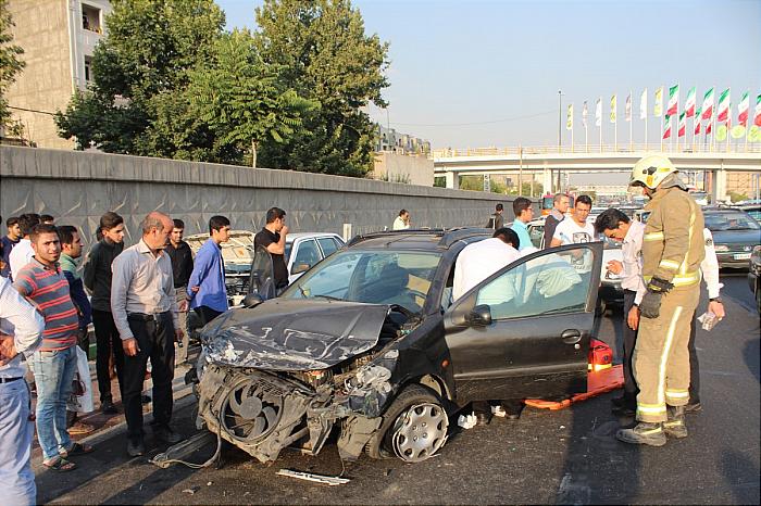 برخورد شدید 2 دستگاه خودرو سواری در شرق تهران