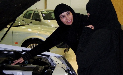 qfqbt3qynqqf78bw3o0i - زنان عربستانی در حال خرید خودروهای لوکس