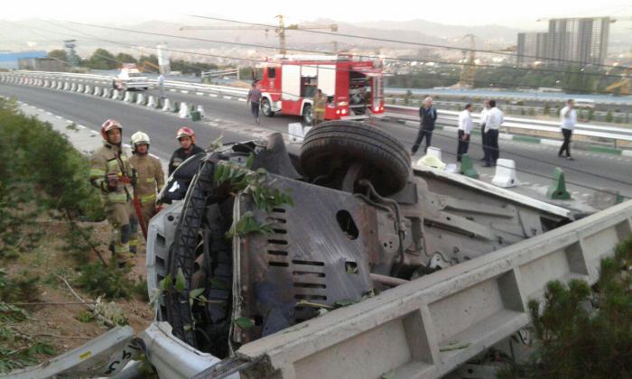 برخورد شدید خودرو سواری پژو 206 با تیر چراغ برق