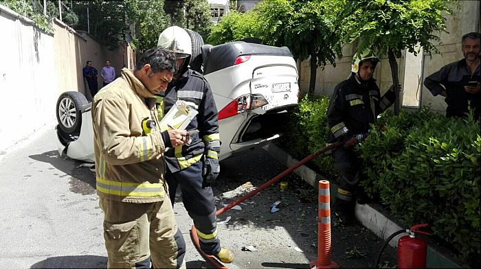 واژگونی عجیب خودرو توسان در خیابان دیباجی