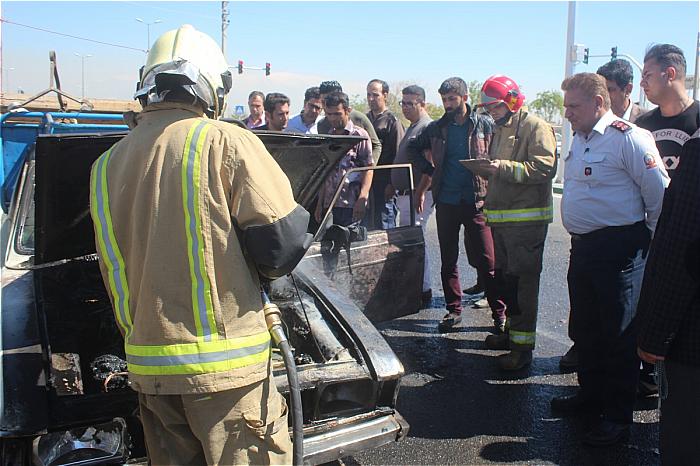 خودرو وانت در بلوار خلیج فارس آتش گرفت