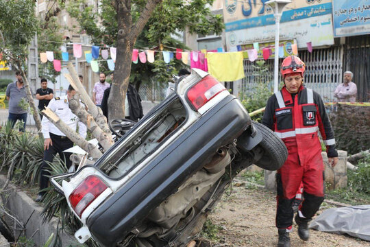 برخورد عجیب خودرو پراید با یک درخت