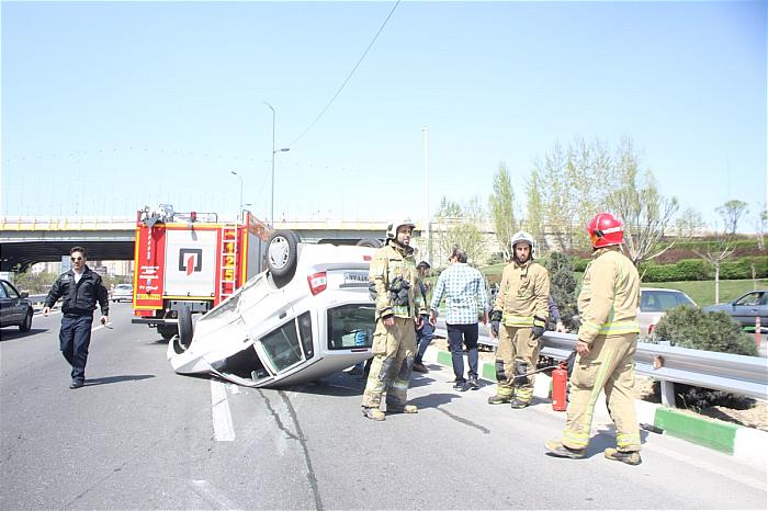 برخورد شدید پراید 111 و پژو 206 در بزرگراه شهید باکری