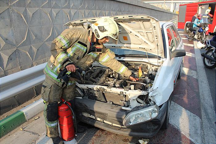 برخورد شدید 2 دستگاه خودرو سواری در شرق تهران